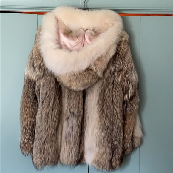 Coyote fur hooded coat. Fingertip length. - Picture 5 of 10